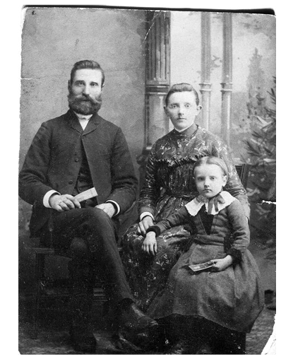 Joseph and Olive Asbjornson pose with their oldest daughter, Sigridur, born in 1876. Known as Hannah in the United States, she married George Lhamon and died in Portland, Oregon.