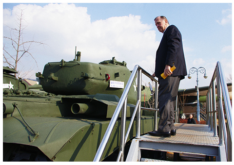Norm observes a tank used during the Korean War. Norm served as a tank mechanic for the Army's 24th Infantry Division.